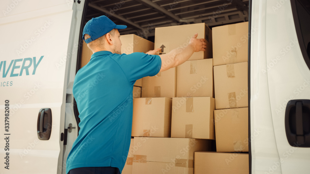 Nhân viên giao nhận xếp các thùng hàng vào xe giao hàng